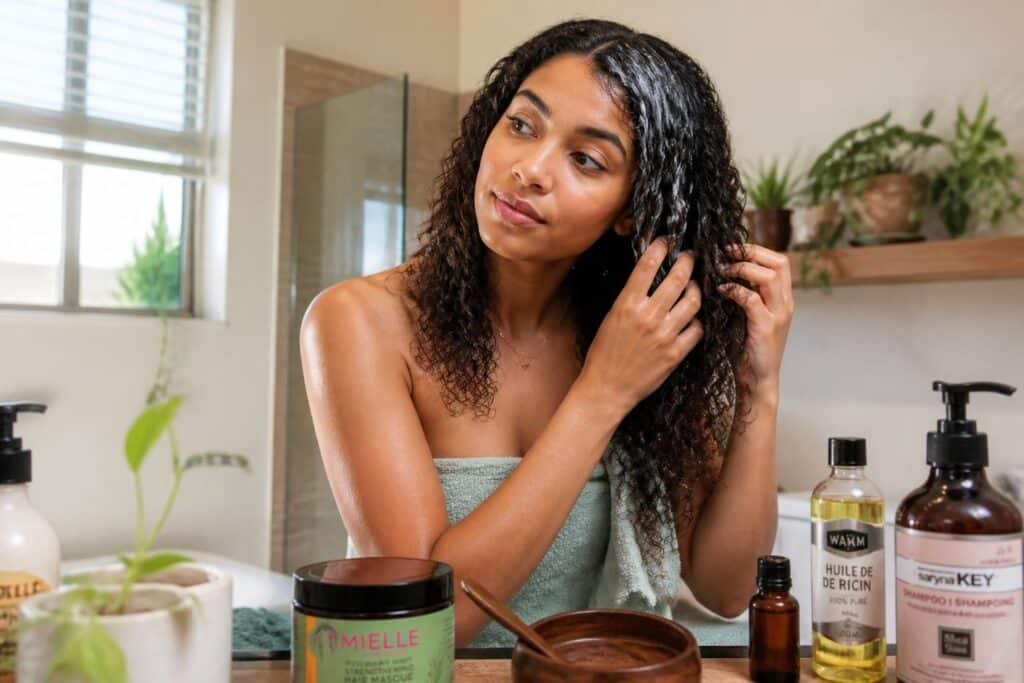 découvrez nos conseils indispensables pour prendre soin de vos cheveux bouclés et adopter une routine efficace qui sublime naturellement vos boucles.