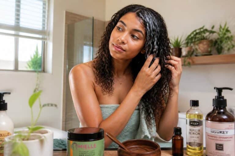 découvrez nos conseils indispensables pour prendre soin de vos cheveux bouclés et adopter une routine efficace qui sublime naturellement vos boucles.