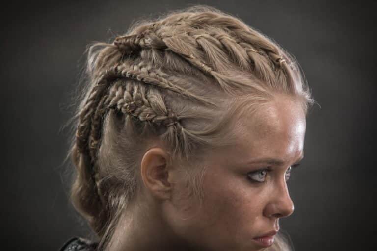 découvrez des idées réalistes de coiffures vikings pour femmes avec cheveux courts, incluant des tresses et attaches stylées pour un look authentique et tendance.