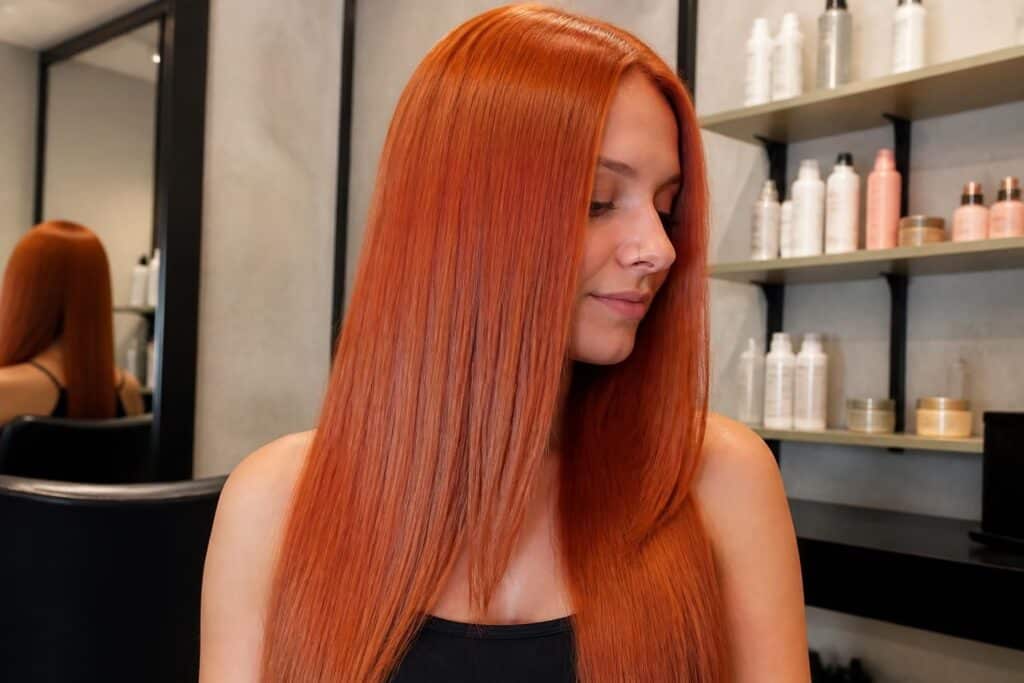 découvrez pourquoi vos cheveux peuvent devenir orange après un lissage brésilien et apprenez les causes pouvant modifier la couleur de vos cheveux.