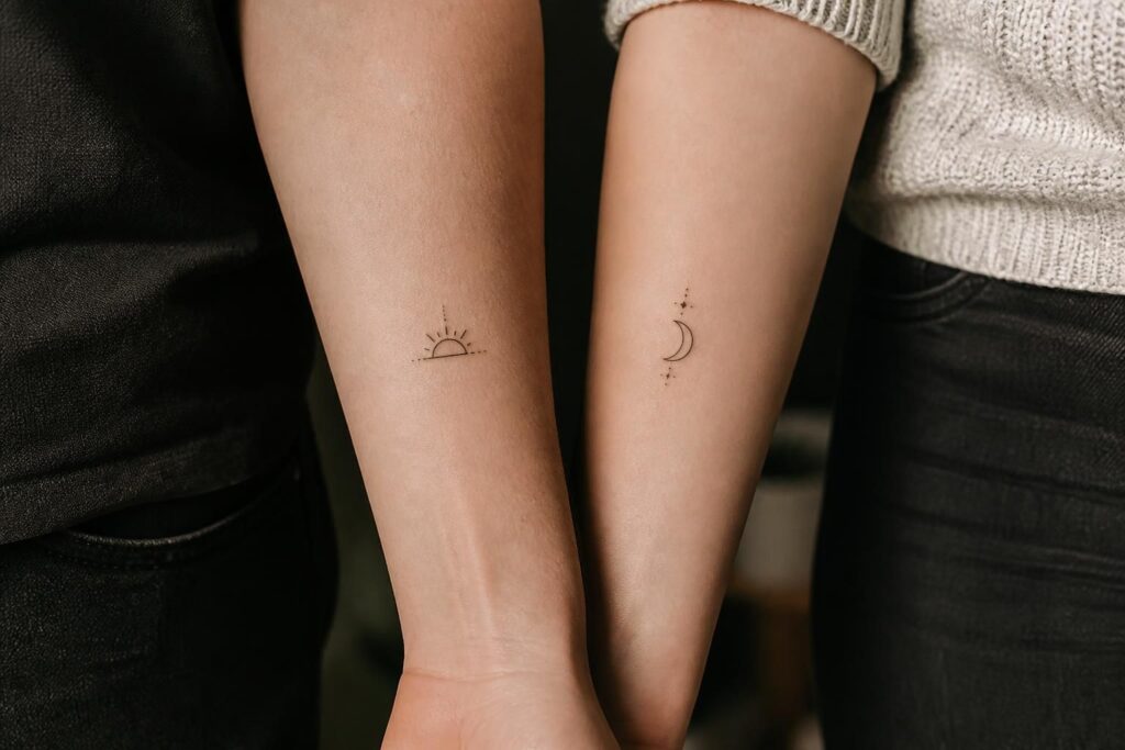 découvrez des idées de tatouages frère et sœur discrets, symboles de lien fort et d'intimité partagée, pour un motif personnel et significatif.