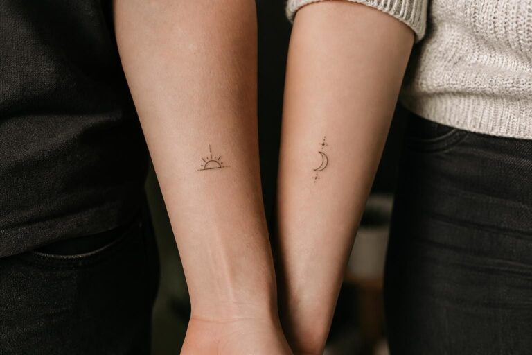 découvrez des idées de tatouages frère et sœur discrets, symboles de lien fort et d'intimité partagée, pour un motif personnel et significatif.